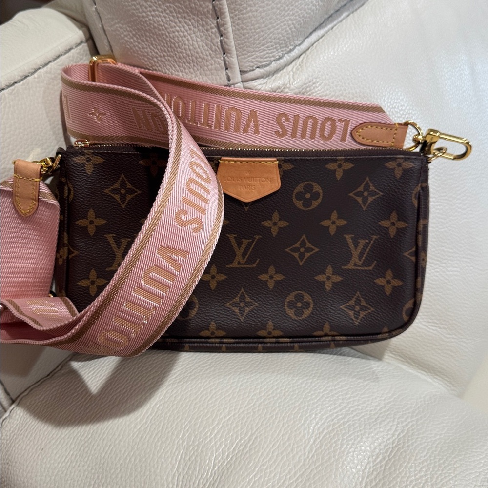 Authentic Multi Pochette Accessories with pink strap! 
In excellent condition!